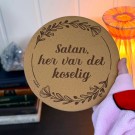 Aggressive Gryteunderlag - Satan, her var det koselig thumbnail