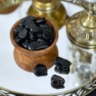 fordi Svart Turmalin er et sprøtt mineral som lett får sprekker og ujevnheter, blir de aldri helt glattpolerte thumbnail