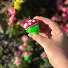 Frosk med fluesopp hatt thumbnail