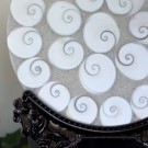 Stor Dekorplate med Shiva Skjell inkl. Håndskåret Trestativ thumbnail