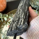 Stor Svart Turmalin Råbit På Stand 1,5KG thumbnail