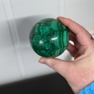 Nydelig Malakitt Krystallkule (711g/7,1cm) - Svart holder medfølger thumbnail