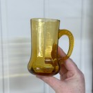 GJENBRUKS-SKATT: Vintage gule glasskopper med håndtak thumbnail