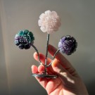 Krystallblomster på stand - Rosenkvarts, Regnbue Fluoritt & Bånd Ametyst thumbnail