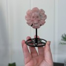 Death in Bloom - Hodeskalleblomst i Rosa Opal m/Pentagramstativ thumbnail