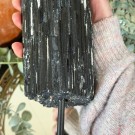 Stor Svart Turmalin Råbit På Stand 1,5KG thumbnail