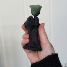 Eternal Rose - Skeletthånd i Svart Obsidian med Rose i Grønn Jordbærkvarts thumbnail