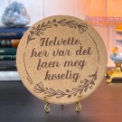 Vel Unt's Aggressive Gryteunderlag - Helvette, her var det faen meg koselig thumbnail