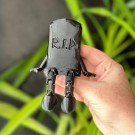 Sittende R.I.P Gravstein thumbnail