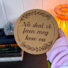 Aggressive Gryteunderlag - Nå skal vi faen meg kose oss thumbnail