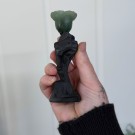 Eternal Rose - Skeletthånd i Svart Obsidian med Rose i Grønn Jordbærkvarts thumbnail