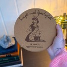 Vel Unt's Aggressive Gryteunderlag - Laget med kjærlighet og passive aggressive tanker. thumbnail