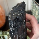 Stor Svart Turmalin Råbit På Stand 1,5KG thumbnail