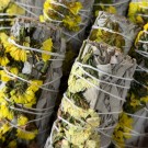 Hvit Salvie & Gul Sinuata - Renselsesbunt for glede, klarhet & ny energi thumbnail