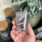  Spirituelt renselsesritual sett med salvie, krystall og hellig tre. thumbnail