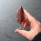 Mørk Jordbærkvarts Fjær på Stativ thumbnail