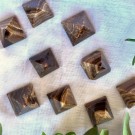 Sjokolade Kalsitt Mini Pyramider thumbnail