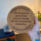 Vel Unt's Aggressive Gryteunderlag - Hvis du spør en gang til når maten er ferdig, blir det knekkebrød istedenfor.  thumbnail