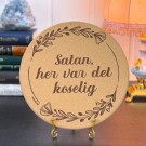 Aggressive Gryteunderlag - Satan, her var det koselig thumbnail