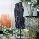 Stor Svart Turmalin Råbit På Stand 1,5KG thumbnail