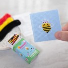 Kawaii Queen Bee mini korsstingsett i fyrstikkeske thumbnail