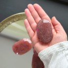 Jordbærkvarts Håndsteiner (Rød Aventurin) thumbnail