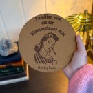 Vel Unt's Aggressive Gryteunderlag - Familien min elsker hjemmelaget mat. Har jeg hørt. thumbnail