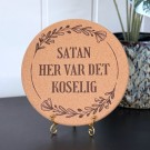 Aggressive Gryteunderlag - Satan, her var det koselig thumbnail