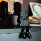 Sittende R.I.P Gravstein thumbnail