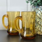 GJENBRUKS-SKATT: Vintage gule glasskopper med håndtak thumbnail