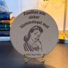 Vel Unt's Aggressive Gryteunderlag - Familien min elsker hjemmelaget mat. Har jeg hørt. thumbnail