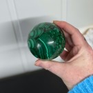 Nydelig Malakitt Krystallkule (711g/7,1cm) - Svart holder medfølger thumbnail