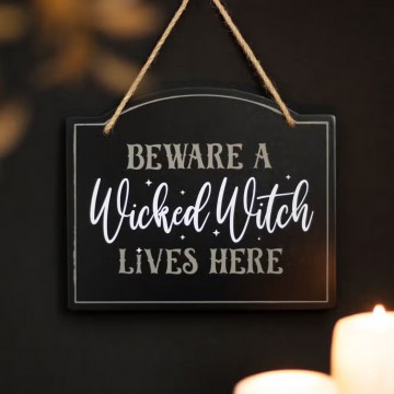 Beware A Wicked Witch Lives Here - Skilt
