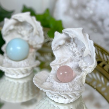 Havets Vokter ~ Krystallkuleholder i skjell med delfiner