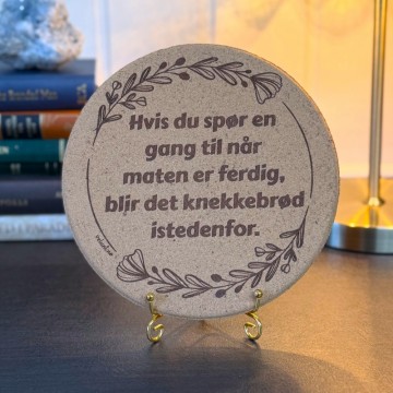 Vel Unt's Aggressive Gryteunderlag - Hvis du spør en gang til når maten er ferdig, blir det knekkebrød istedenfor.