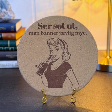 Vel Unt's Aggressive Gryteunderlag - Ser søt ut, men banner jævlig mye. 