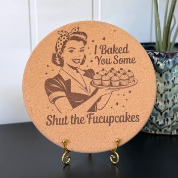 Aggressive Gryteunderlag - “Shut The Fucupcakes”