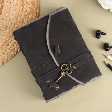 Håndlaget Vintage Notatbok - Black Grimoire With Key