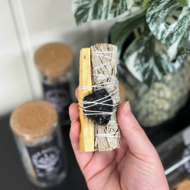 Beskyttelsesritual sett i glasskrukke med salvie, turmalin og palo santo.